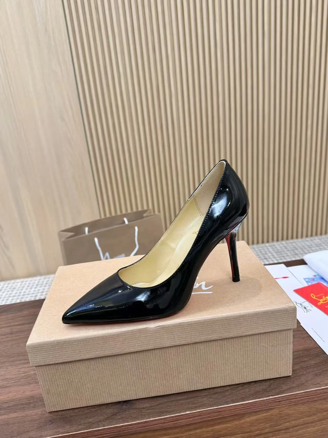 👟👟Ex-factory price 440👟👟 Genuine leather sole +40 Year-round shipment💝Christian Louboutin CL👠 Classic "💎Cow Patent Leather💎Series" noble and luxurious, real blingbling✨ Real materials, all customized by the pattern maker, and the materials are made of original customized materials, achieving the taste of the original 6 color options💍 Upper: imported 👉cow patent leather💪 lining: sheepskin foot pad/lining code number: 34-40.41.42 heel height: two options: 10.5cm and 8.5cm